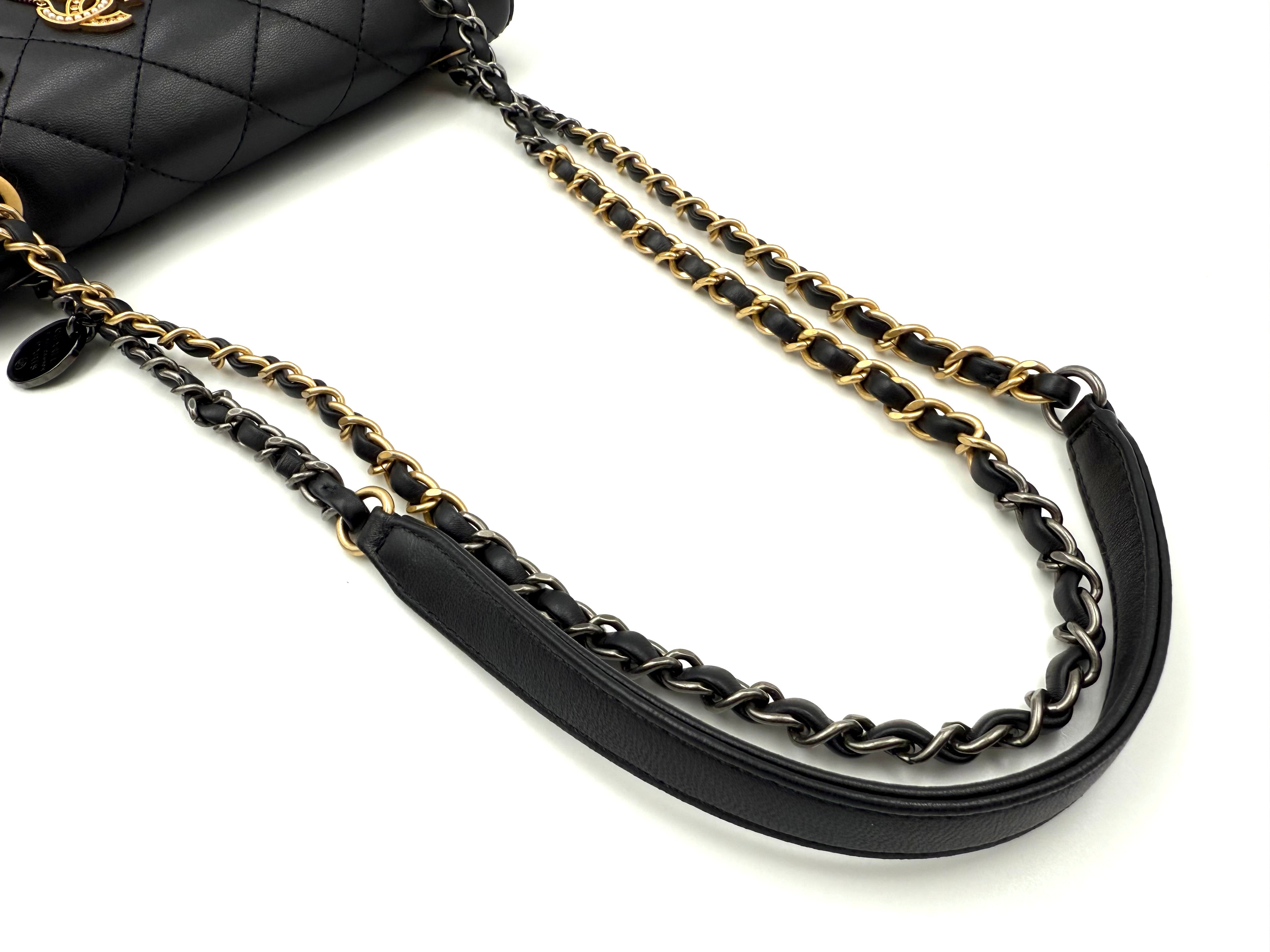 CHANEL マトラッセ チェーンショルダーバッグ チャーム付