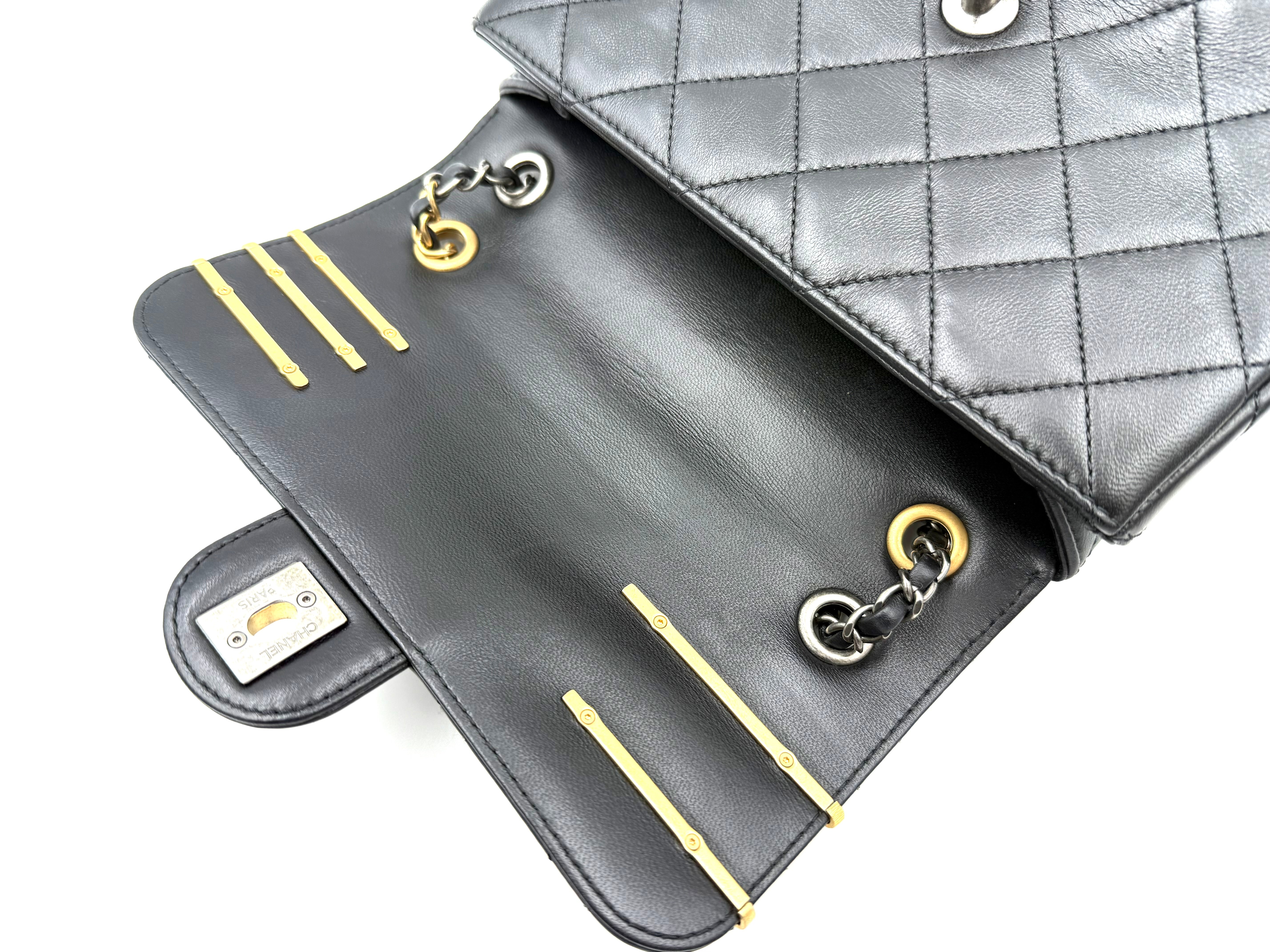 CHANEL マトラッセ チェーンショルダーバッグ チャーム付