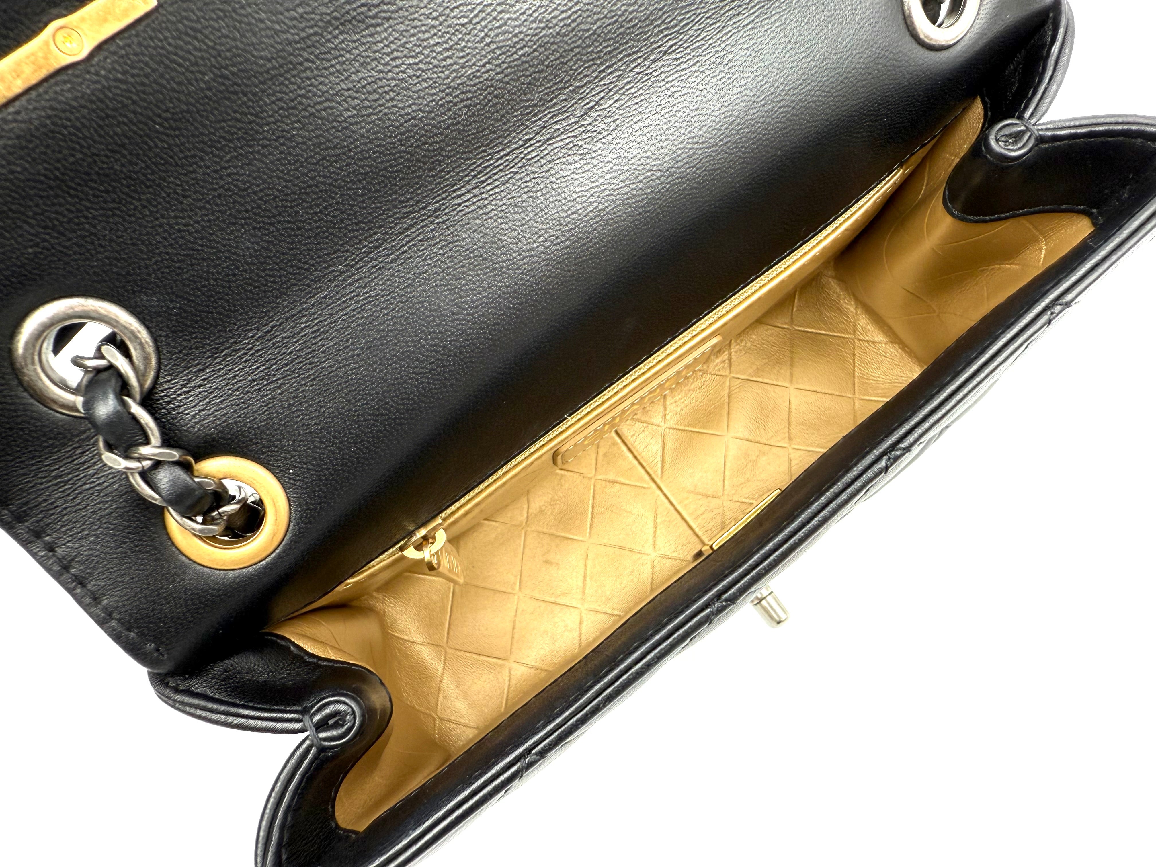 CHANEL マトラッセ チェーンショルダーバッグ チャーム付