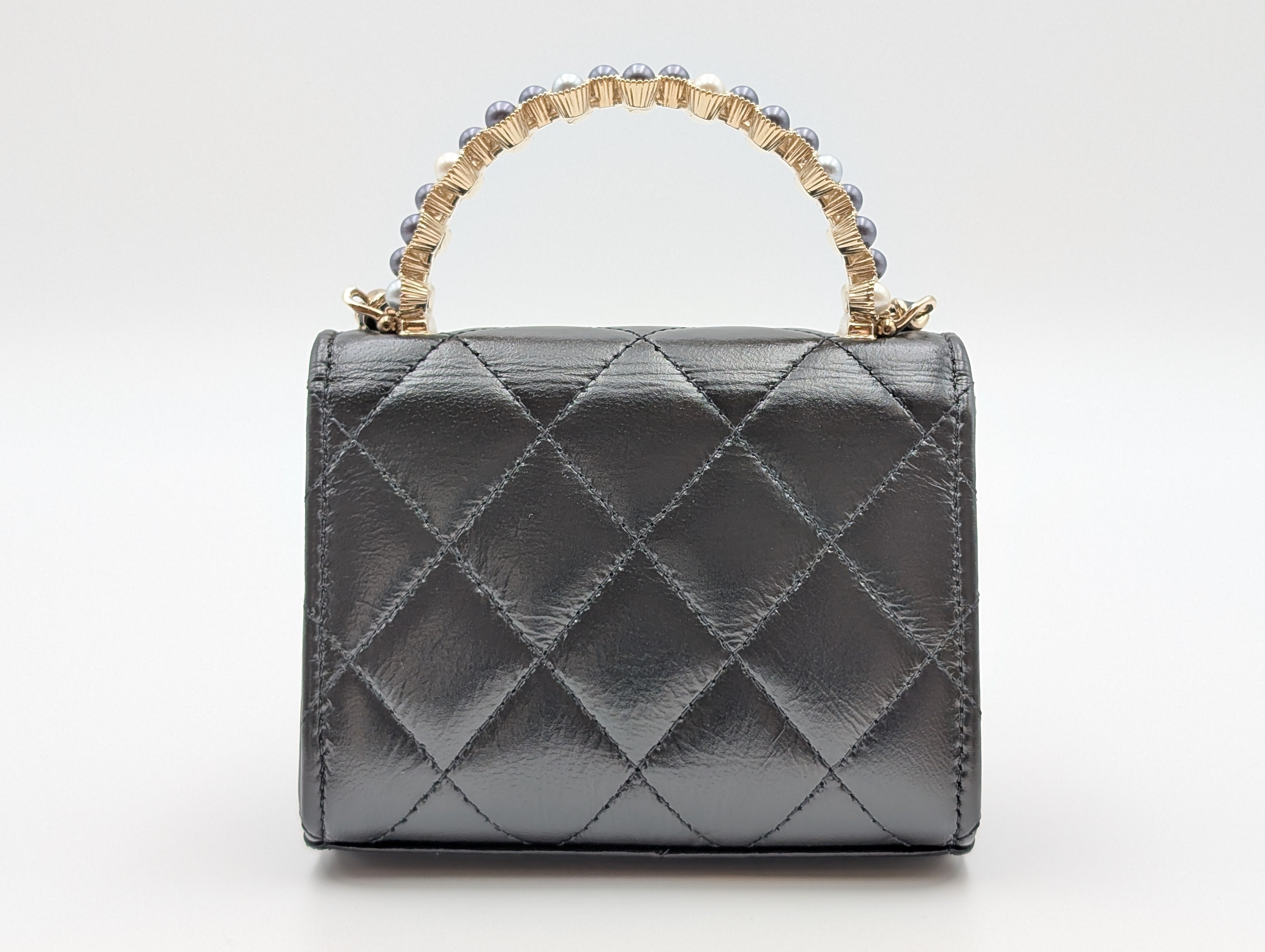 CHANEL シャイニーラムスキン パールハンドルバッグ