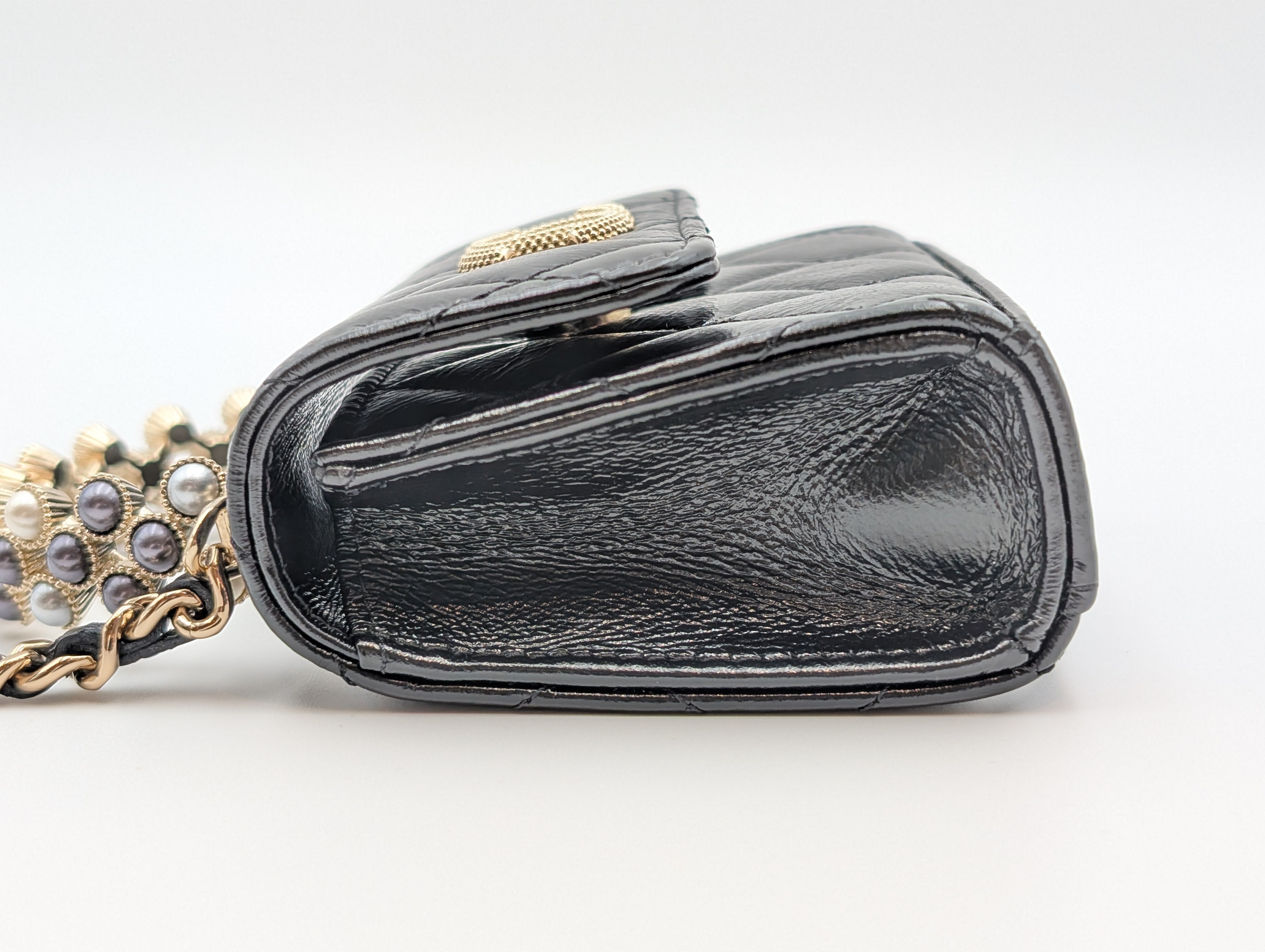 CHANEL シャイニーラムスキン パールハンドルバッグ