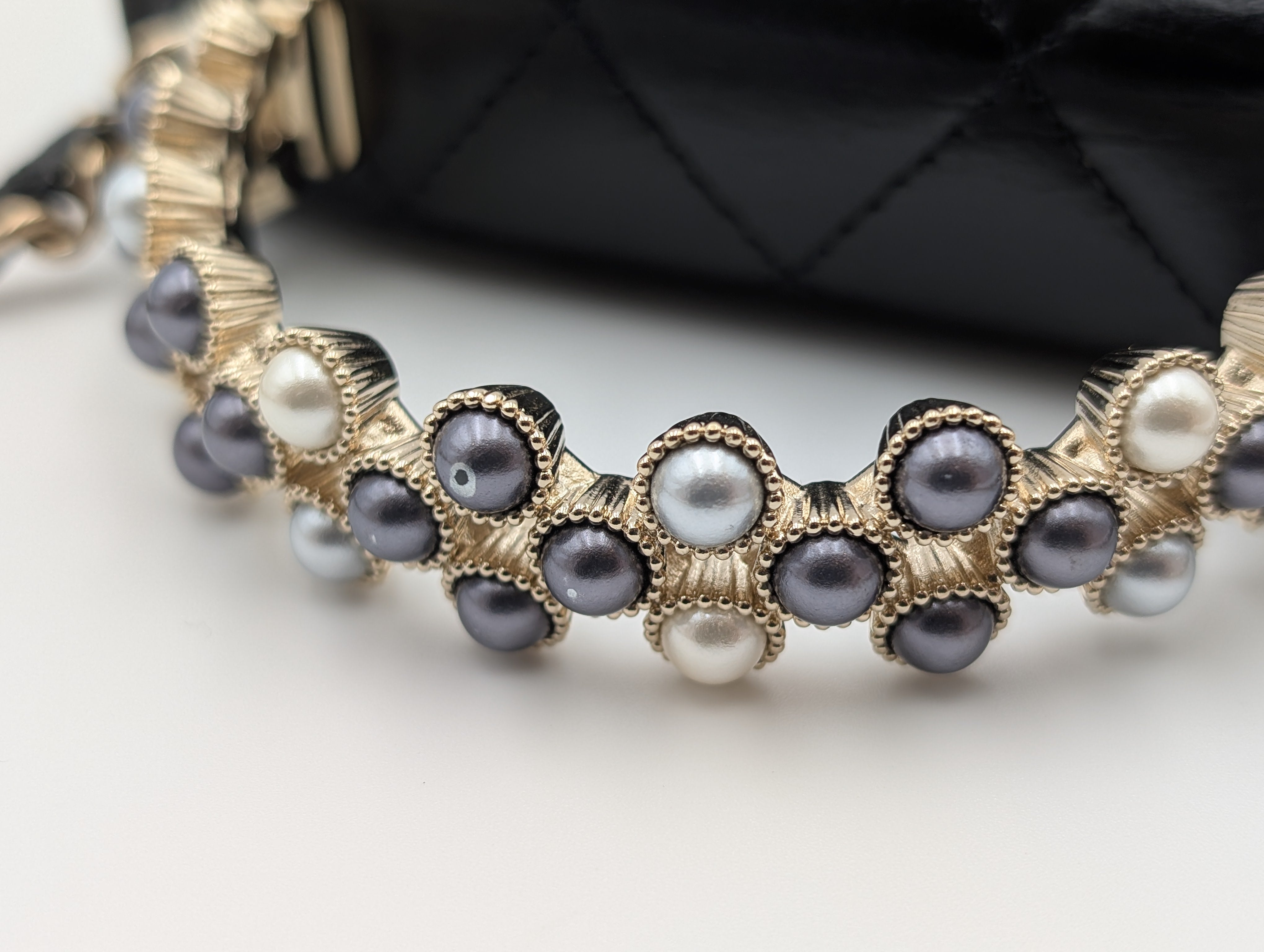 CHANEL シャイニーラムスキン パールハンドルバッグ