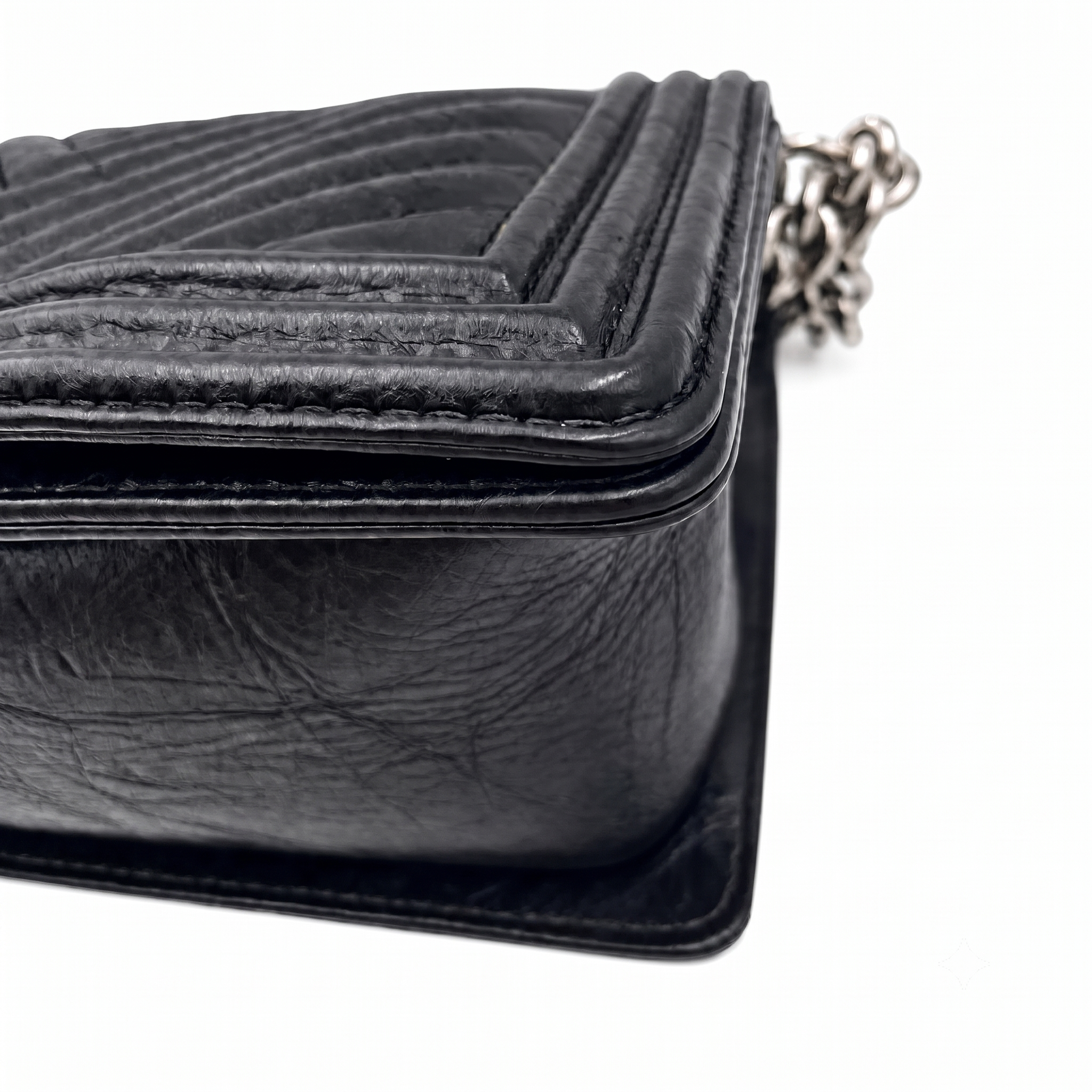 CHANEL ボーイシャネル　Vステッチ シェブロン ショルダーバッグ  A67086