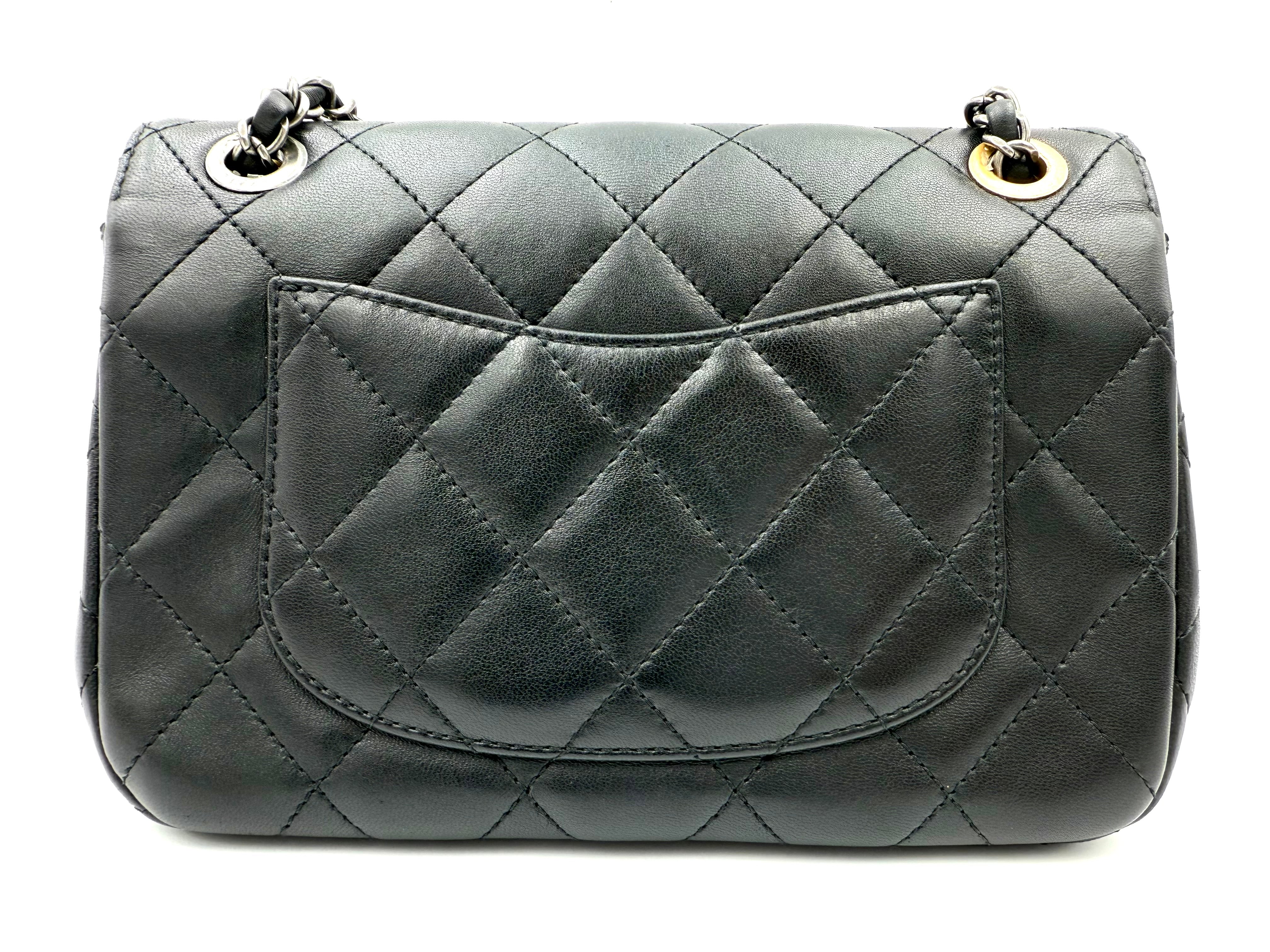 CHANEL マトラッセ チェーンショルダーバッグ チャーム付
