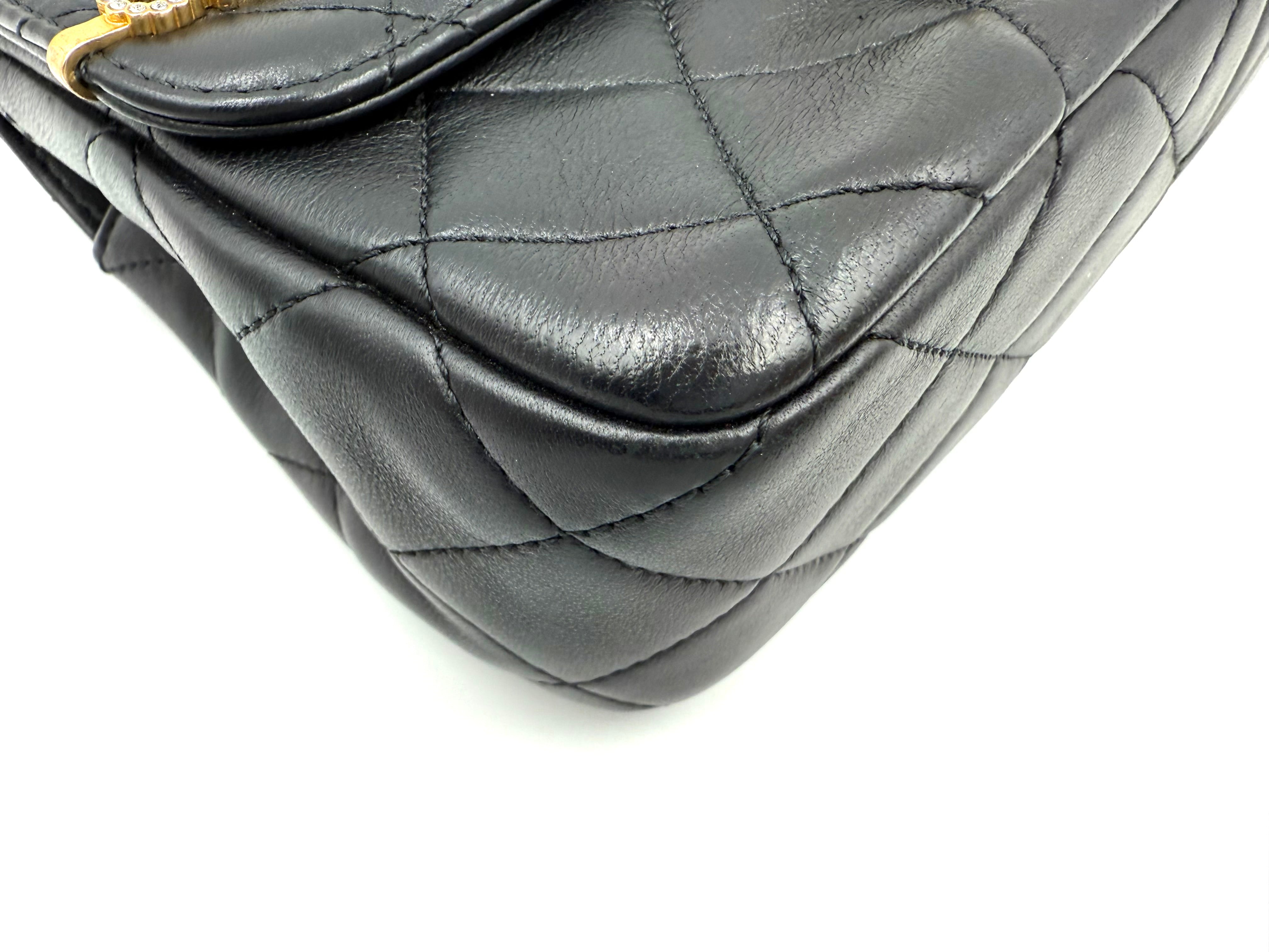 CHANEL マトラッセ チェーンショルダーバッグ チャーム付